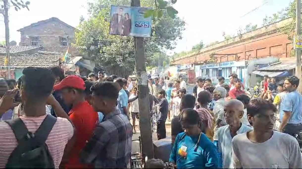 West Bengal By Polls Tmc leader injured in Bhatpara gnr 