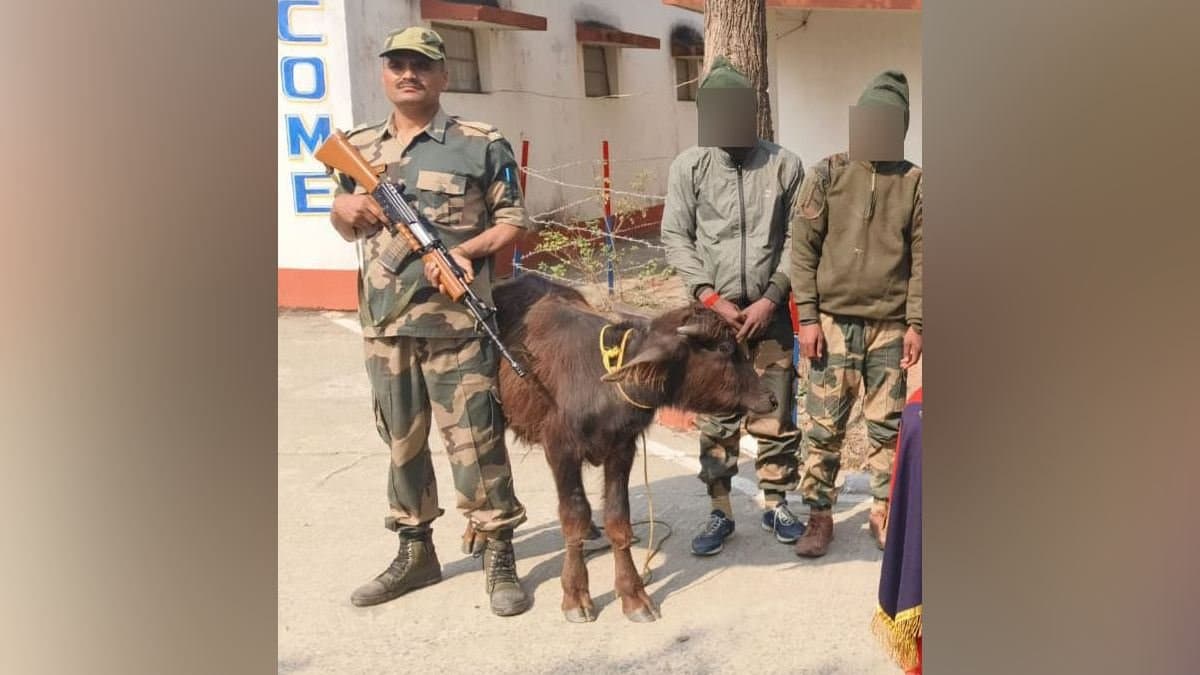 Attempted smuggling of BSF uniforms, 3 detain gnr