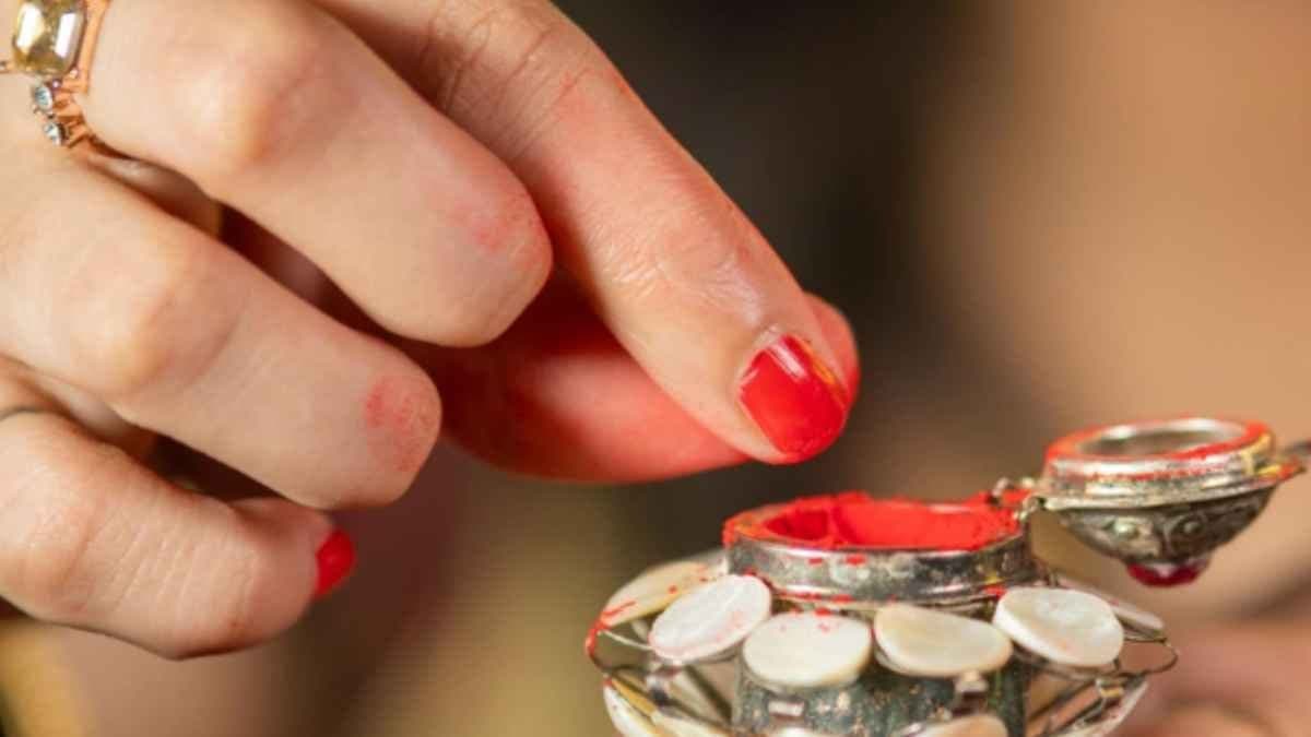 চুল উঠে যাওয়ার ভয়ে সিঁদুর পরা ছাড়বেন না, ঘরোয়া উপায়ে তৈরি এই ভেষজ সিঁদুরে দূর থাকবে অ্যালার্জিও