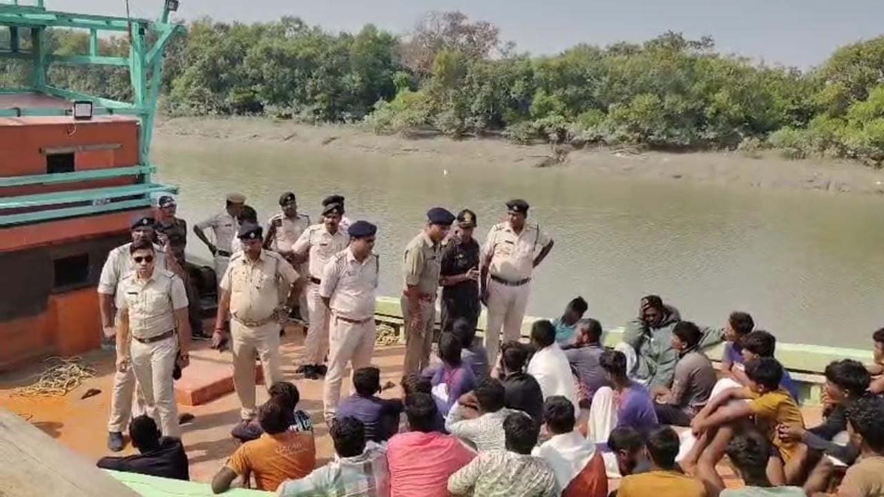 Bangladeshi trawler enters Indian territory  with 29 fishermen