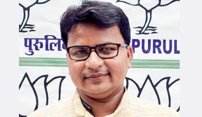Election: লুঙ্গি পরে বসে আছেন প্রিসাইডিং অফিসার! দেখেই তাঁকে প্যান্ট পরালেন পুরুলিয়ার বিজেপি প্রার্থী