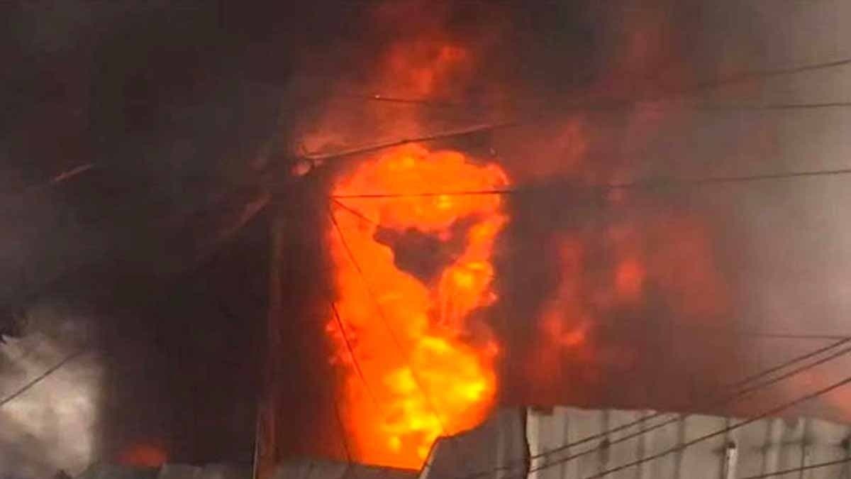 Kolkata massive fire breaks out in abandoned factory in beleghata gnr 