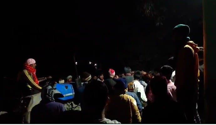 Murshidabad: গ্রামে বেআইনিভাবে পাথরবোঝাই ট্রাক্টর চলাচল, বিক্ষোভে গ্রামবাসীরা 
