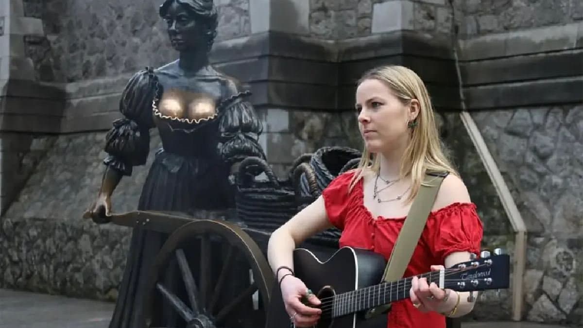 This young musician is protesting against the behaviour of the tourists with dublin statue