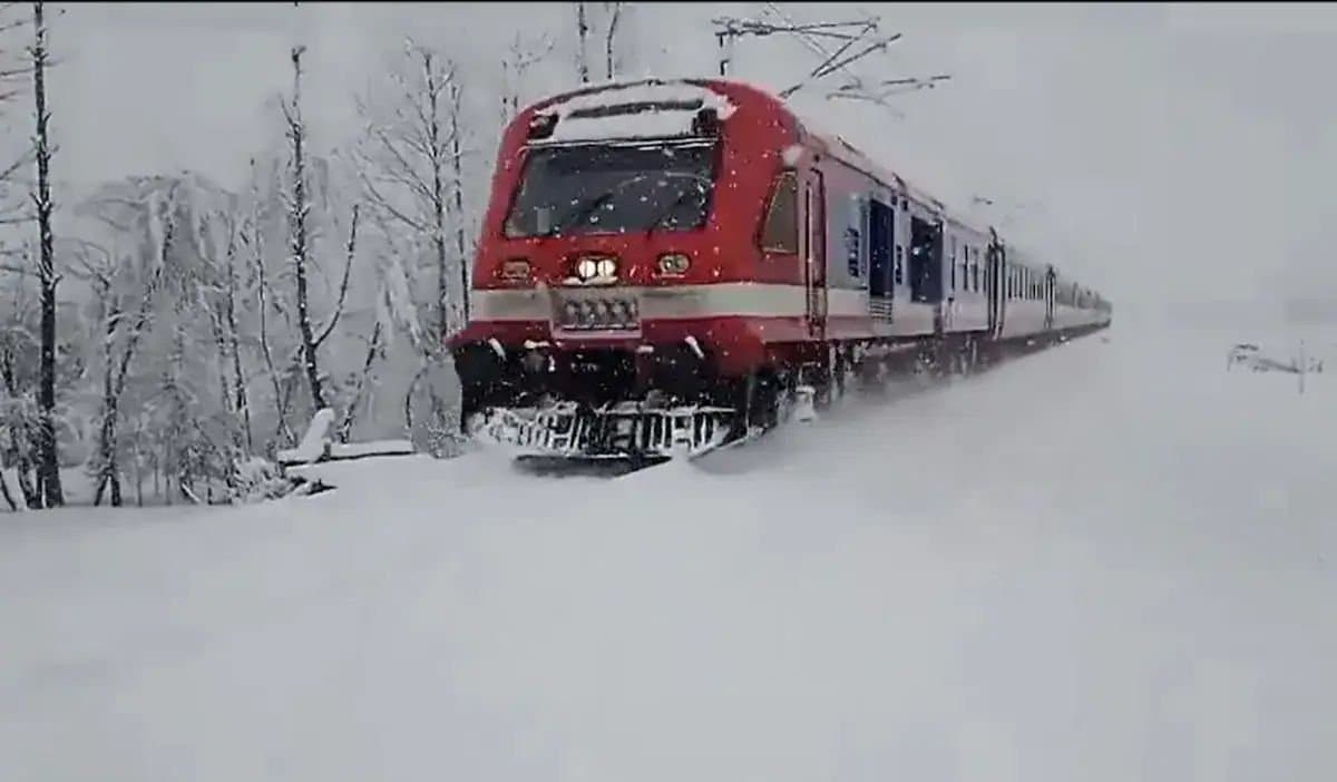   Kashmir: বরফ পথে এগিয়ে চলেছে ট্রেন, কাশ্মীরের দৃশ্য প্রকাশ করলেন রেলমন্ত্রী