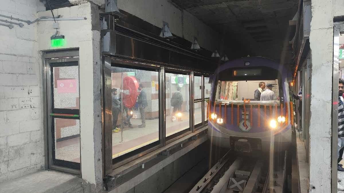 Train successfully crossed bowbazar the first trail run from sealdah to esplanade completed