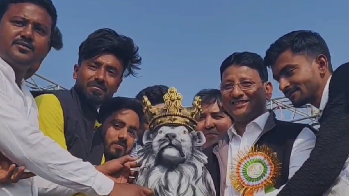 Kajal Sheikh received a twenty kg lion crown as a gift gnr
