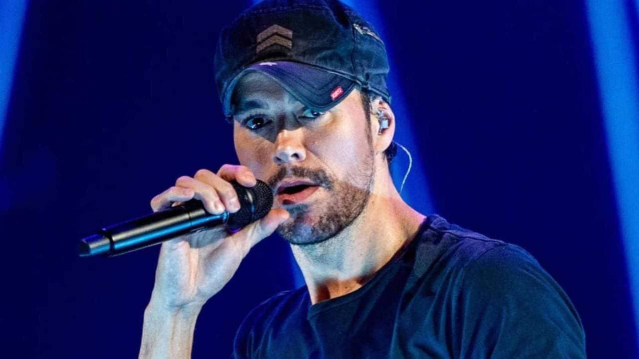 73 Phones Worth 24 Lakh rupees Stolen During Enrique Iglesias Mumbai Concert