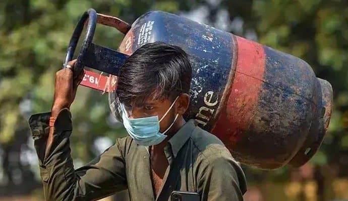 LPG: বাড়ল বাণিজ্যিক গ্যাসের দাম