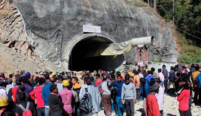 Uttarakhand: সুড়ঙ্গে ৯৬ ঘন্টা আটকে ৪০ জন, পাঠানো হচ্ছে খাবার-ওষুধ
