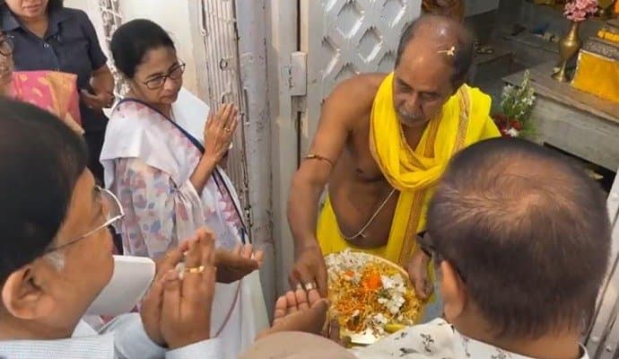 Mamata Banerjee: মঙ্গলে পুজো মদনমোহন মন্দিরে, অনন্ত মহারাজের সঙ্গে সাক্ষাৎ সম্ভাবনা তৃণমূল সুপ্রিমোর 