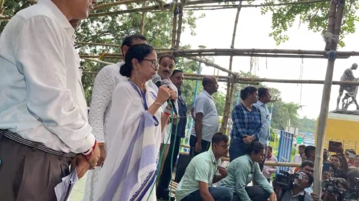 Army attempts to remove TMC Protest stage Mamata Banerjee reaches-gandhi-statue
