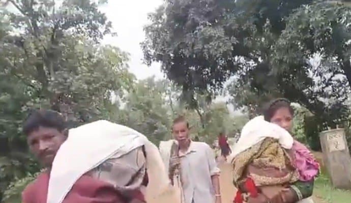 দুই ছেলের দেহ কাঁধে নিয়ে হাঁটছেন বাবা-মা, দেশকে হৃদয়বিদারক দৃ্শ্য দেখাল বিজেপি শাসিত এই রাজ্য