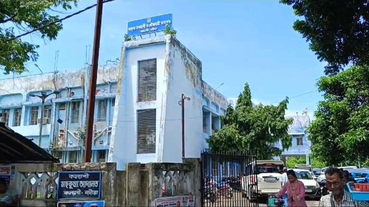 Husband tries to kill wife infront of kalyani court gnr 