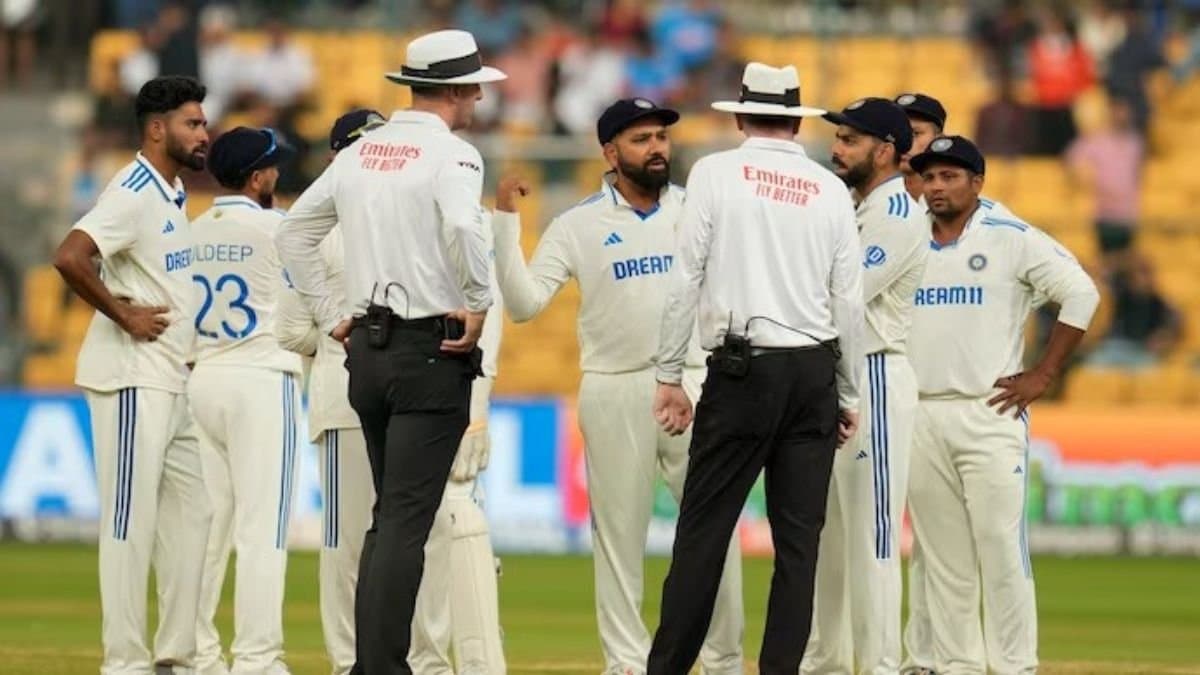 Rohit Sharma argued with umpire Michael Gough over bad light spt 