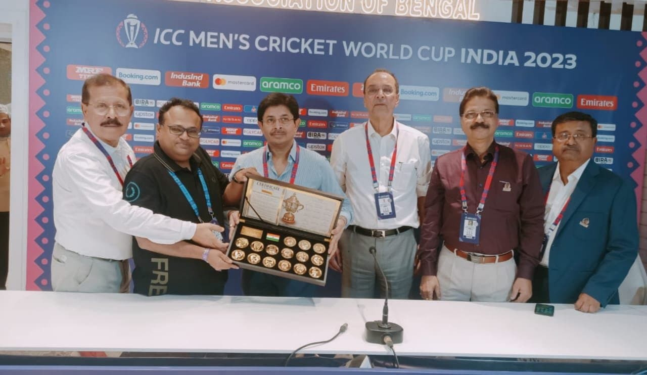 Pakistan-Bangladesh: ১৯৮৩ বিশ্বকাপ জয়ীদের নিয়ে সোনার স্মারক উপহার সিএবি সভাপতিকে