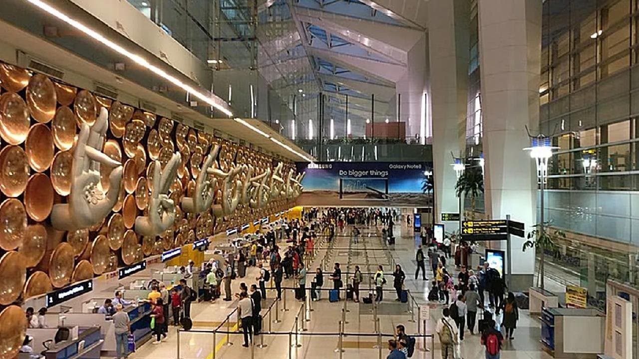 Delhi Airport air traffic control glitch over a hundred flights being delayed 