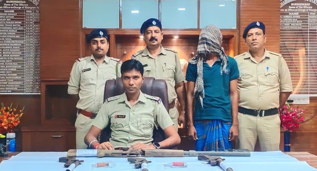 Arrest: বিপুল পরিমান আগ্নেয়াস্ত্র ও গুলি সহ মুর্শিদাবাদ থেকে গ্রেপ্তার ১ 