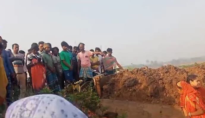 Accident: ‌ট্রাক্টরের ধাক্কায় সাইকেল আরোহীর মৃত্যু, উত্তেজনা ধনিয়াখালিতে