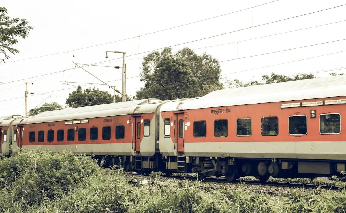 Passengers Jump Out Of Train In Panic As Men Operate Fire Extinguisher gnr 