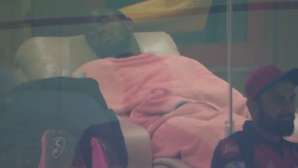 IPL 2025: Jofra Archer caught sleeping in dressing room during Kings Punjab vs Rajasthan Royals match spt 