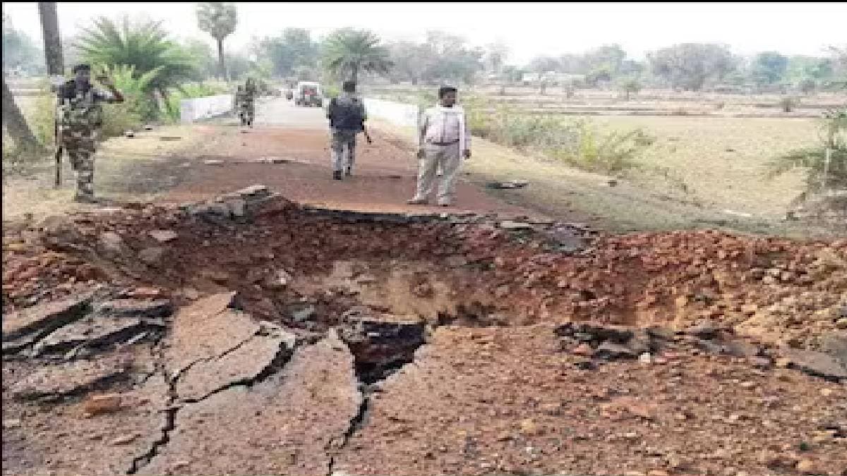 ছত্তিশগড়ে নকশাল নাশকতা, বিস্ফোরণে উড়ল যৌথ বাহিনীর গাড়ি, নিহত অন্তত ৯