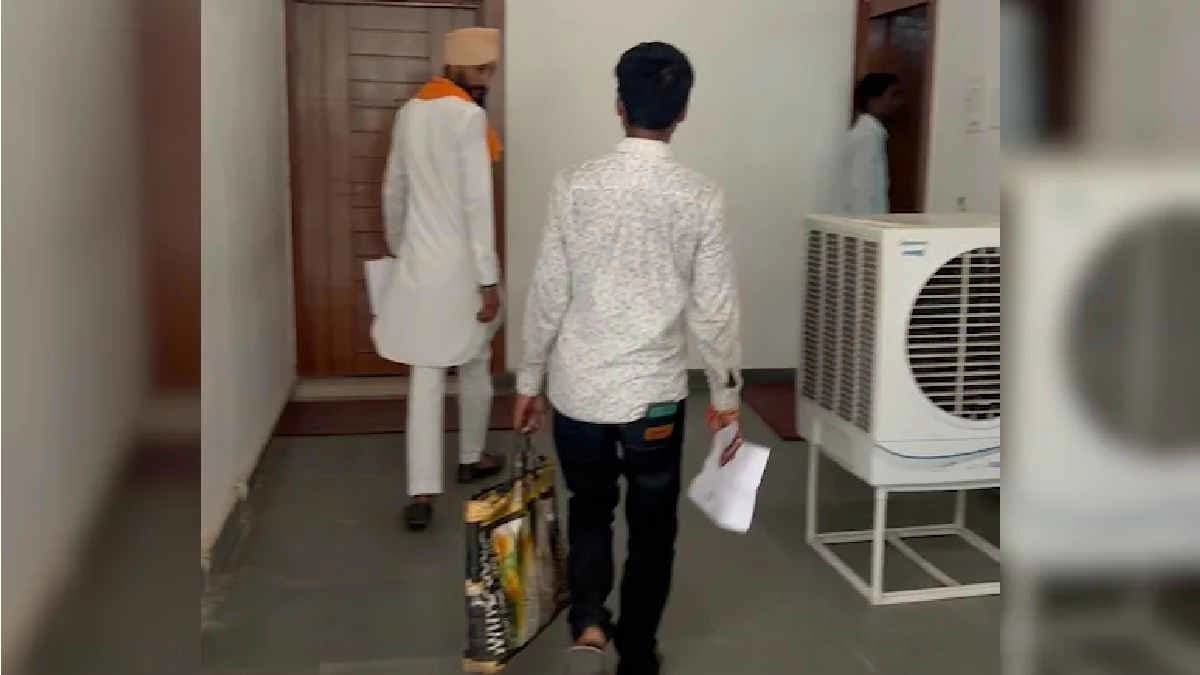 Father carry his Baby s body in a Bag and reaches DM office in Uttar Pradesh