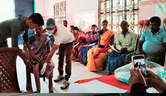 বিনামূল্যে কৃত্রিম হাত-পা দিয়ে মানুষকে সচল করাই ব্রত প্রিয়রঞ্জনের 