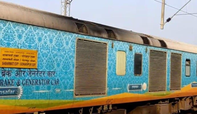  20 Coaches Of Sabarmati Express Train Derail In Uttarpradesh gnr
