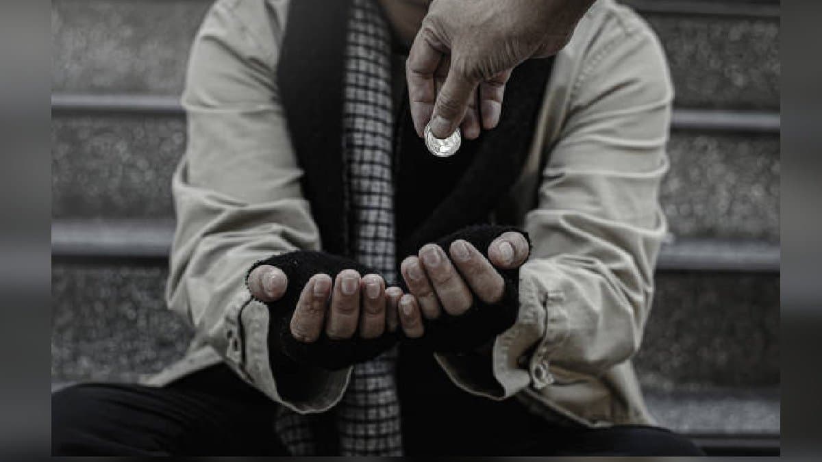 people Who Give Money To Beggars Will Now Face Police Case know the reason gnr 