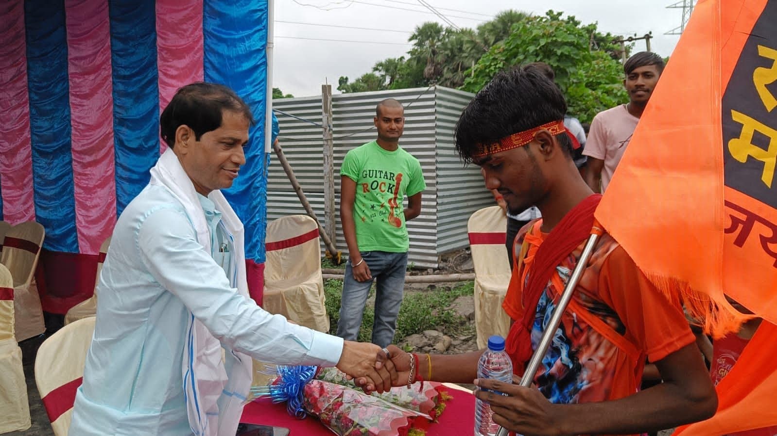 Communal harmony :  ক্লান্ত হিন্দু পুণ্যার্থীর হাতে শরবত-জল তুলে দিচ্ছেন মুসলিম বিধায়ক, সাম্প্রদায়িক সম্প্রীতির অনন্য চিত্র মুর্শিদাবাদে 
