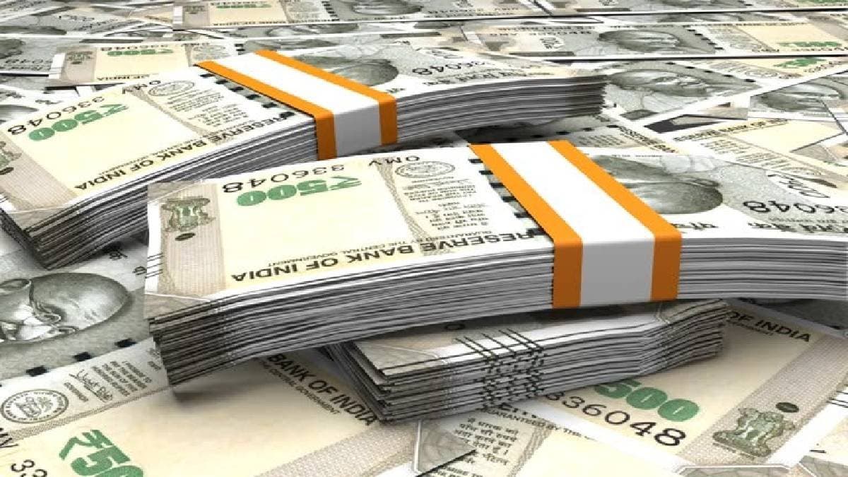 Rupee At All-Time Low Of ₹ 84.40 Against US Dollar gr 