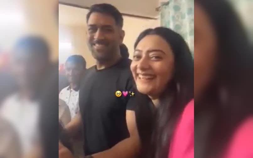Fan Girl expression after meeting MS Dhoni goes viral 