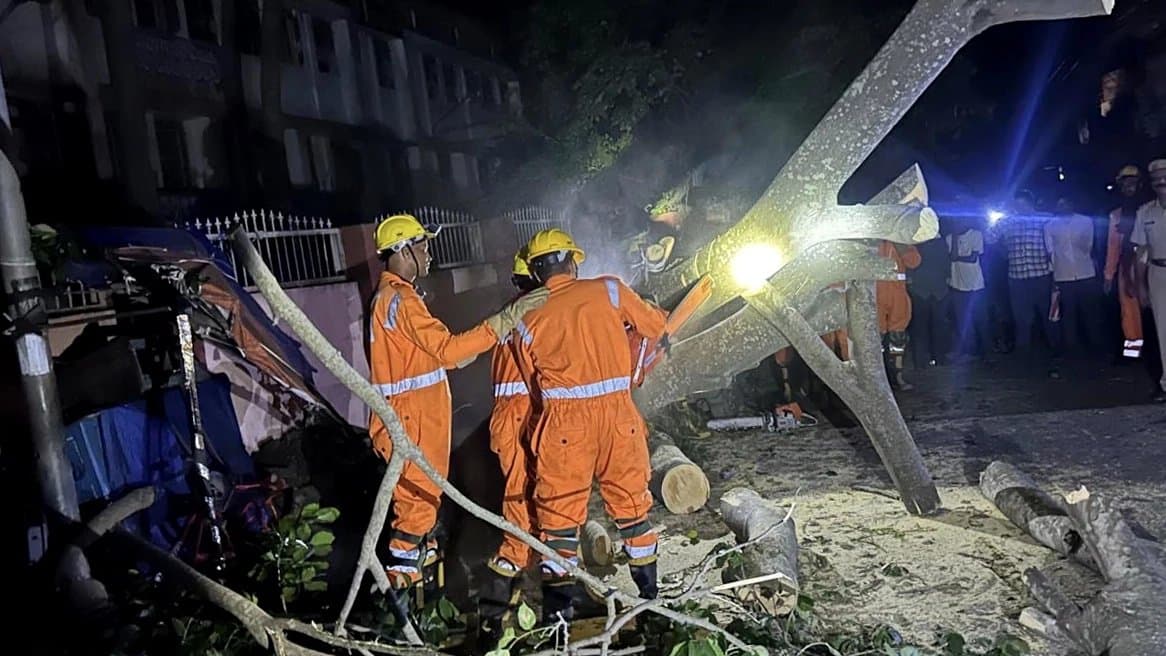 Cyclone Montha Update: Extremely Heavy Rainfall in Andhra Pradesh Schools Shut One Killed 