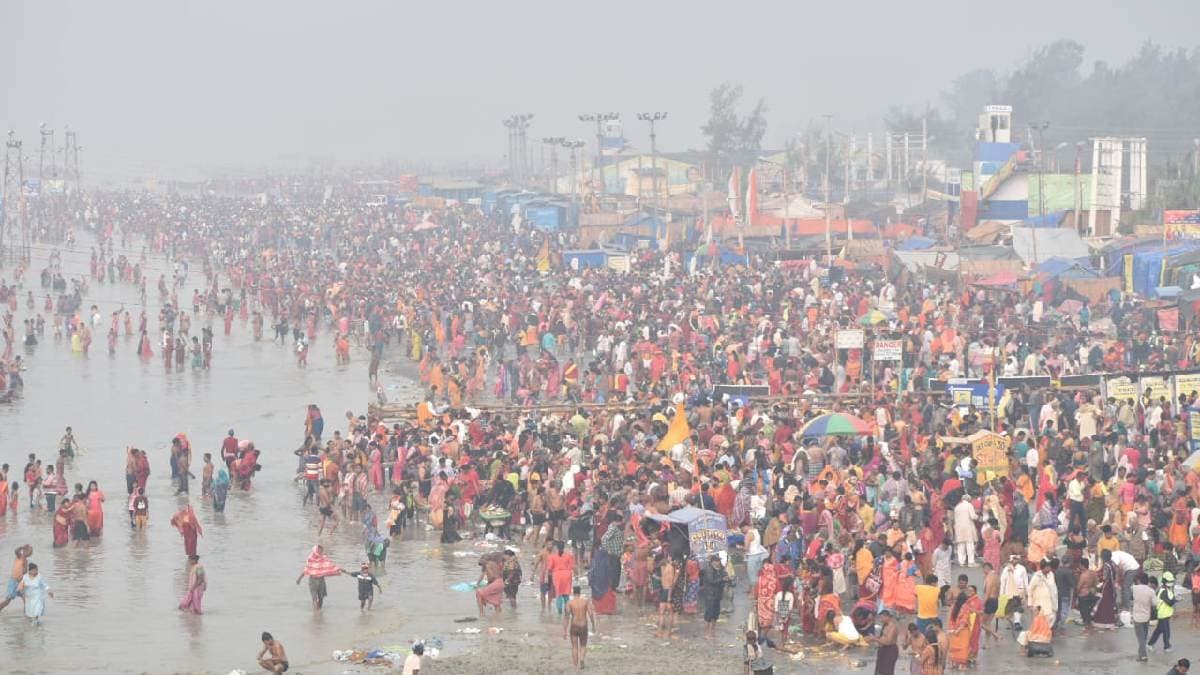 তীব্র শীত-ঘন কুয়াশা কোনও ব্যাপারই নয়, মাহেন্দ্রক্ষণ শুরু হতেই গঙ্গাসাগরে ডুব লক্ষ লক্ষ পুণ্যার্থীর