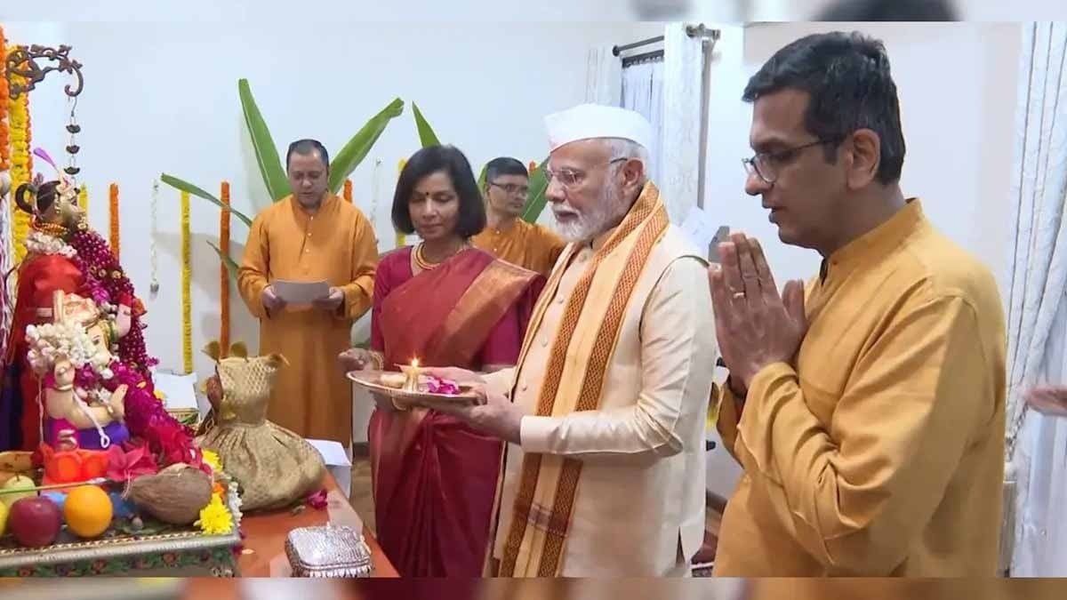 PM Narendra Modi Offers Prayers To Lord Ganesha At Chief Justice's Home gnr 