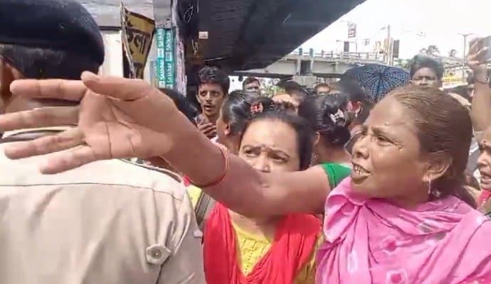 Child Trafficking: ‌বাজারের ব্যাগের মধ্যে ভরে শিশু পাচারের অভিযোগ, বিরাটি স্টেশনে উত্তেজনা