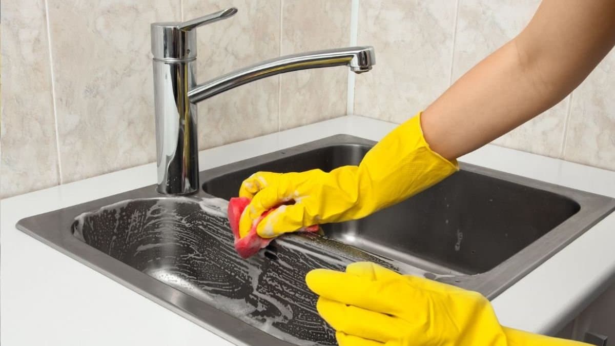 How to clean kitchen sink with home ingredients