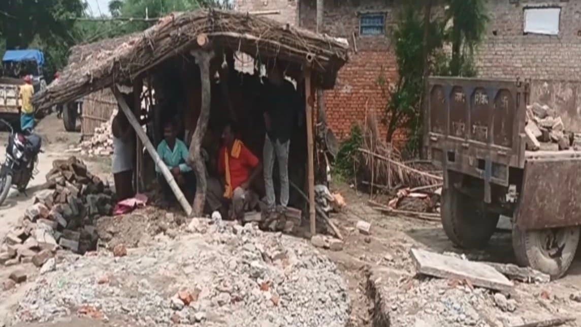 UP: যোগীরাজ্যে নদী ভাঙন ঘিরে আতঙ্ক, সরযূর জলস্তর বাড়তেই বুলডোজার দিয়ে গুঁড়িয়ে দেওয়া হল পরপর বাড়ি 