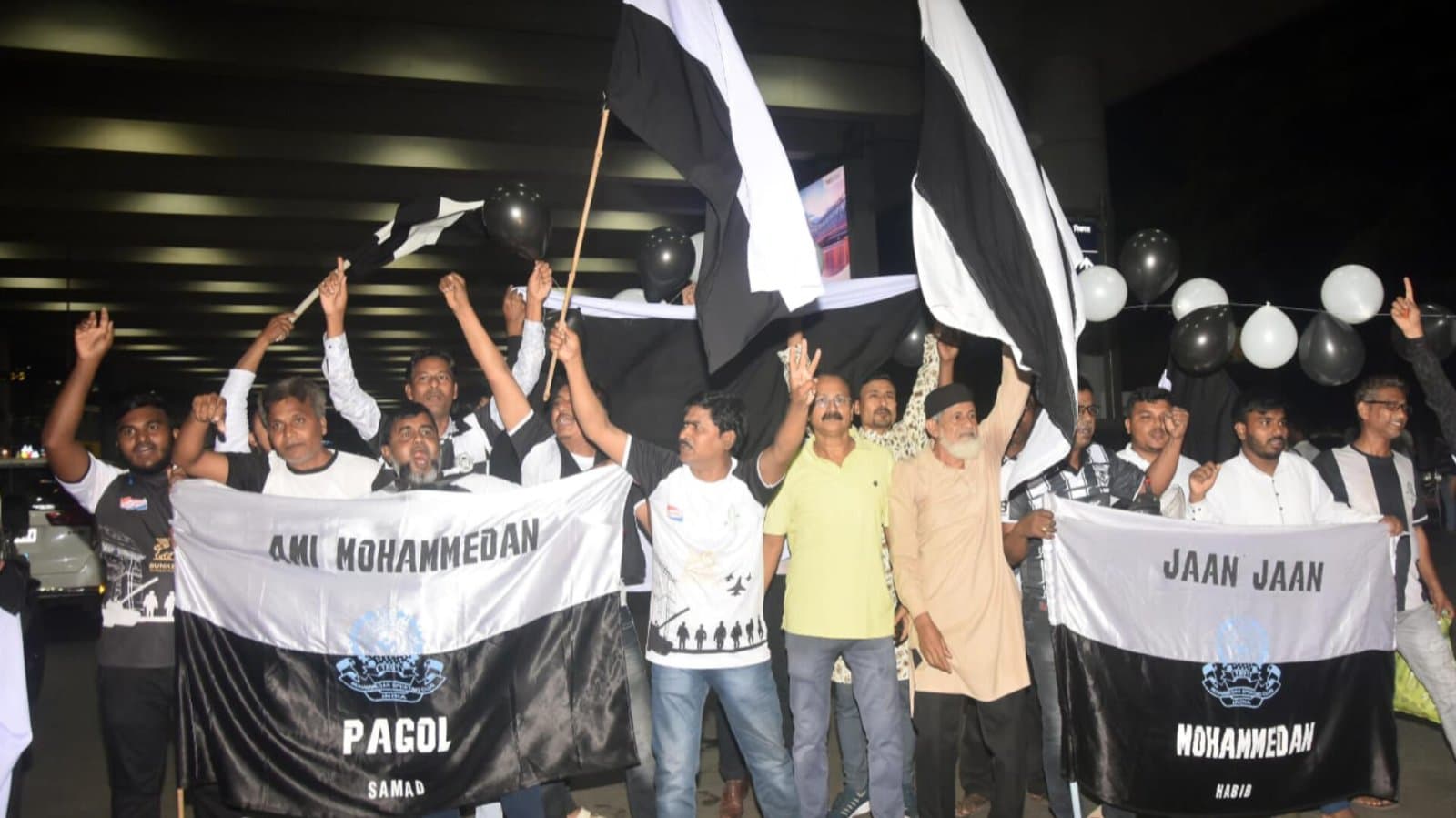 Mohammedan: আবেগের বিস্ফোরণ বিমানবন্দরে, হুডখোলা বাসে নিয়ে যাওয়া হল চ্যাম্পিয়নদের