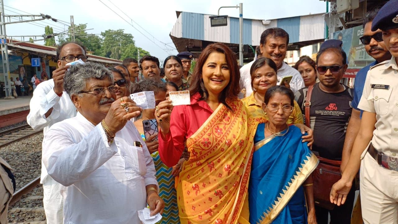 VOTE: লোকাল ট্রেনে জনসংযোগ করলেন তৃণমূল প্রার্থী রচনা ব্যানার্জি