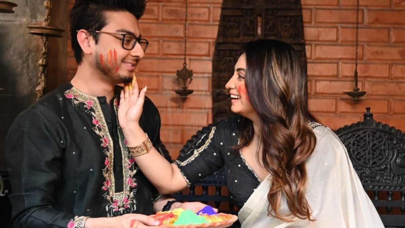 Decked in white Bengali Television Celebrities Sohail Dutta Tiyasha Lepcha Diya Mukherjee Mishmee Das and Amrita Debnathsoak in colours and flavours of Holi