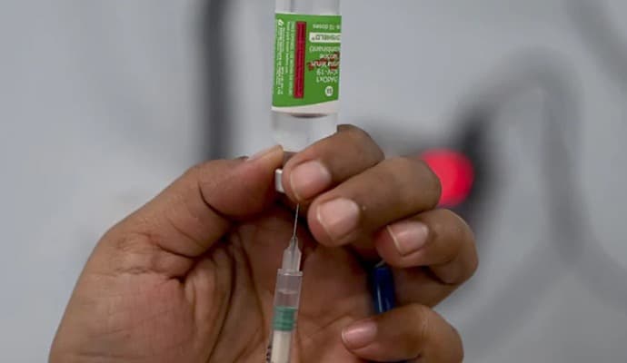 AstraZeneca:‌ কোভিড টিকার পার্শ্বপ্রতিক্রিয়ার কথা স্বীকার করল অ্যাস্ট্রাজেনেকা