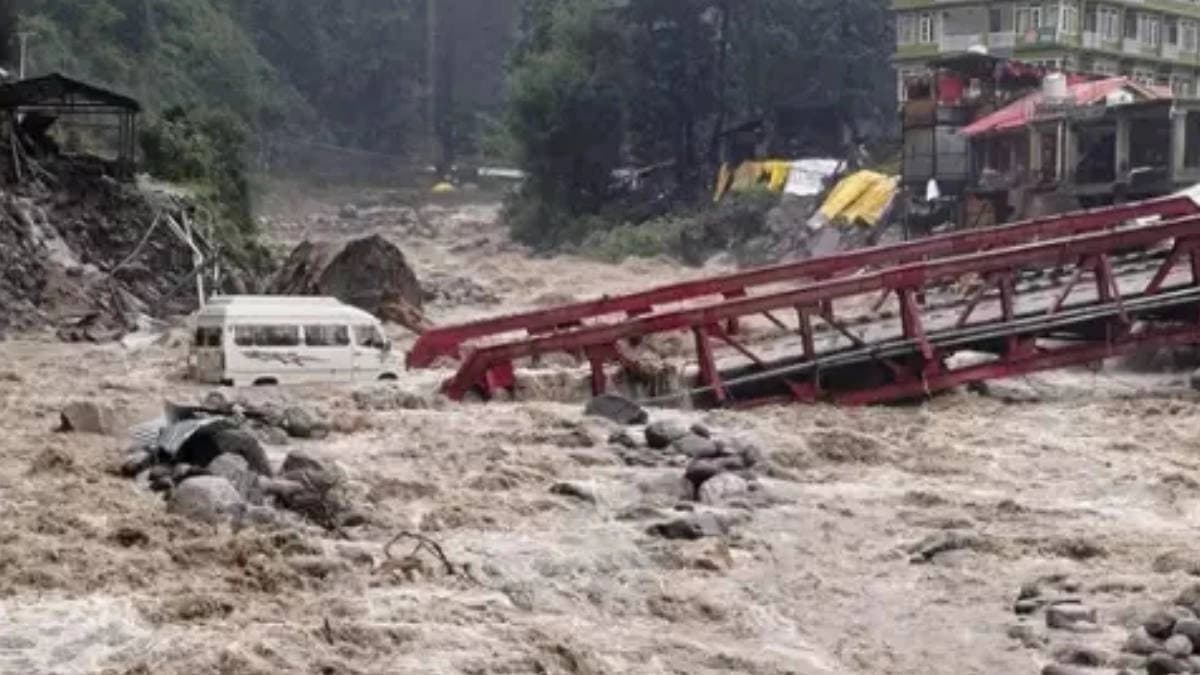 Massive land slide in Himachal kullu
