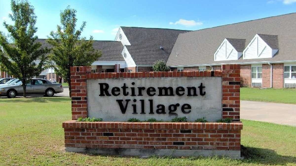 Woman starts to live in Old Age Home after Break Up