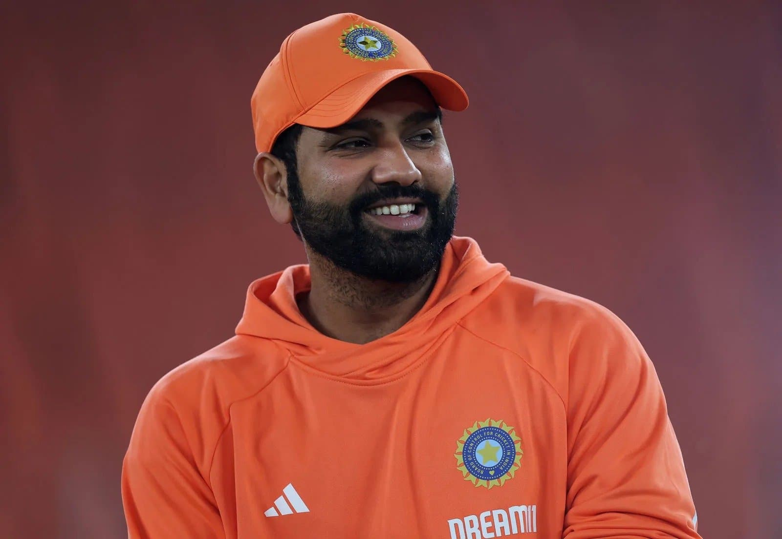 Rohit Sharma mobbed by fans at airport spt