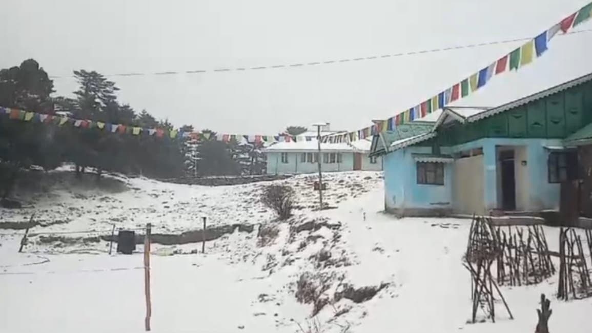 Sandakphu: সান্দাকফু-সিকিম জুড়ে ব্যাপক তুষারপাত, মিরিকে শিলাবৃষ্টি, কনকনে ঠান্ডা পাহাড়ে