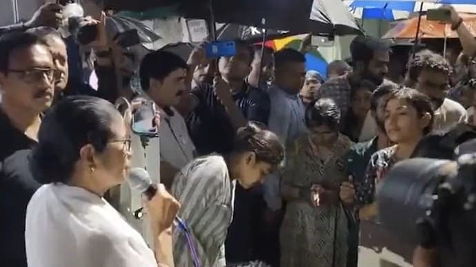 Junior doctors are going to kalighat for meeting with chief minister mamata Banerjee