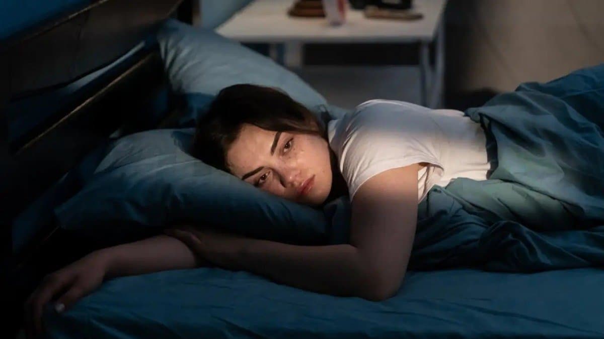 If you sleep less than 7 hours everyday then be alert these serious health problems may arise lif