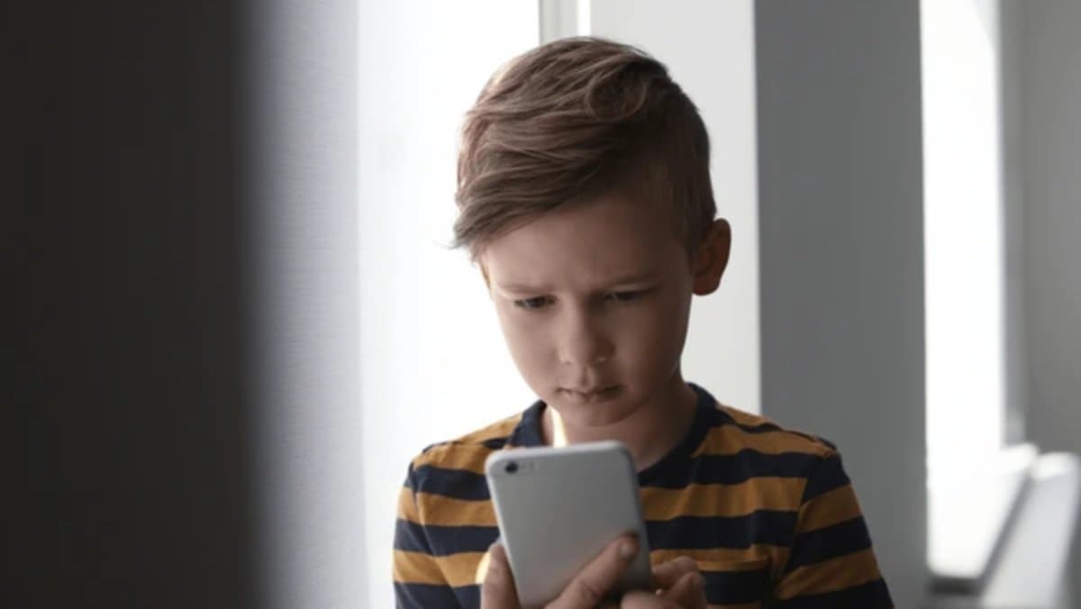 A boy calls cops on dad for keeping his festive cash gift gnr